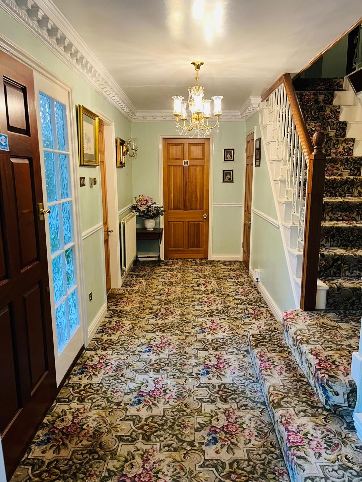 Unwind In Comfort At Cosy Caradus Your 4 Bedroom Home Sweet Home! Birmingam Exterior foto